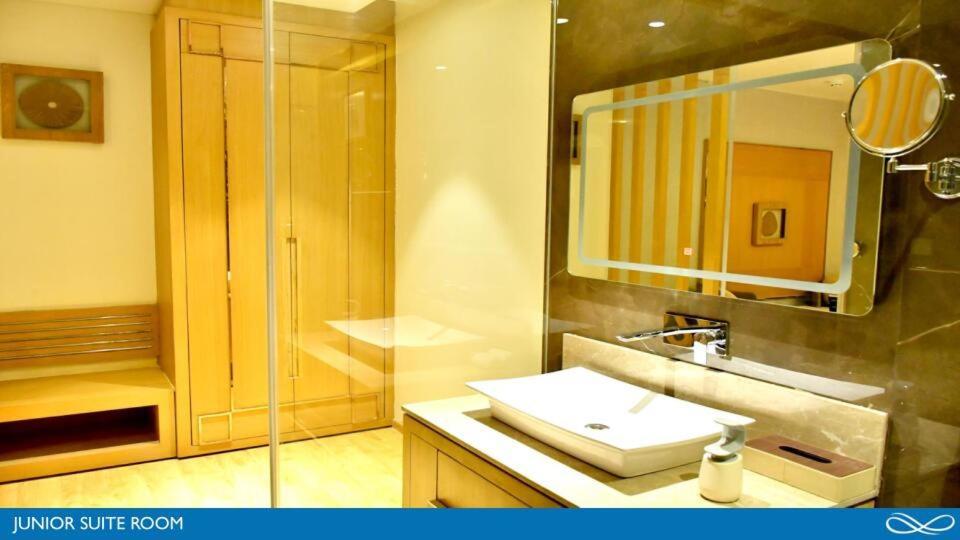 Sarovar Portico Morbi Екстер'єр фото